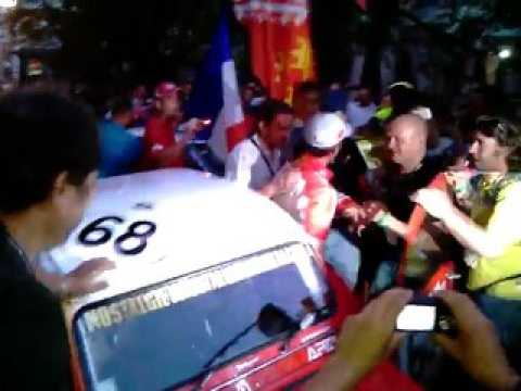 Sébastien Loeb monte dans une 2CV