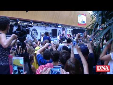 Chris Marques dans la galerie commerciale du Cora de Houssen