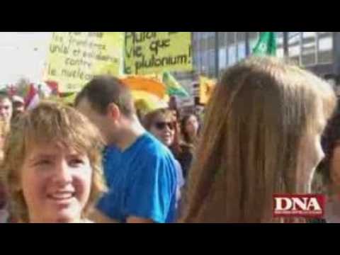 manifestation des antinucléaires devant la gare de Colmar