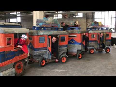 Avec la compagnie Titanos, Scènes de rue entre en gare