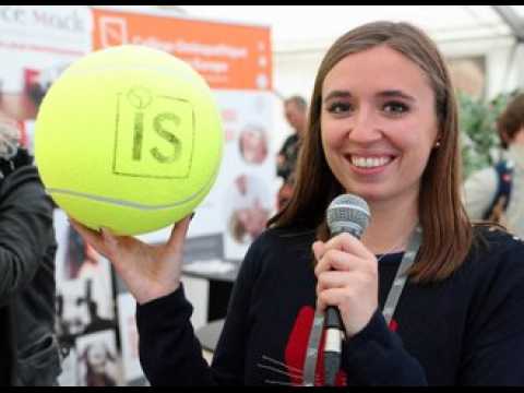 Louise s'arrête au stand