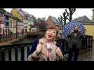 Colmar : une touriste chinoise chante sous la pluie