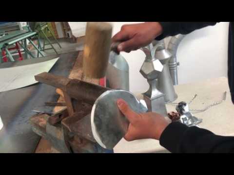 Ces apprentis couvreurs-zingueurs qui "aiment bien travailler en hauteur"