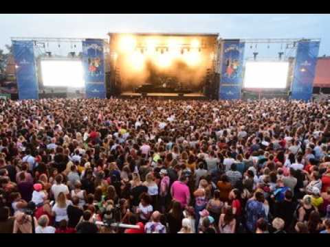 La foule Pour Dadju et Enchantée Julia à Saint-Louis