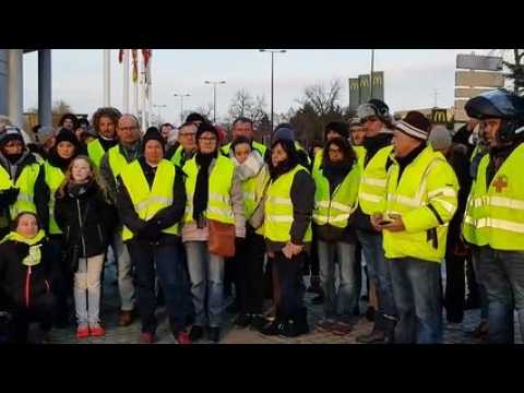 Colmar: les gilets jaunes observent une minute de silence