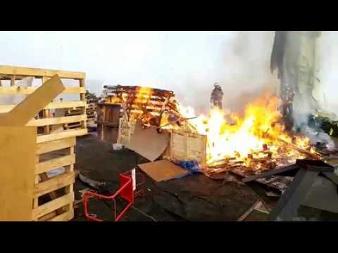 Gilets jaunes: le campement de Colmar en feu