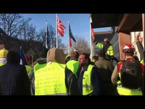 Journée d'action: un groupe de manifestants à la mairie de Mulhouse