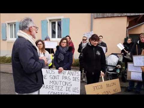Fislis : les parents manifestent contre la fermeture d’une classe