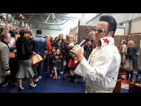 Au salon Market vintage de Mulhouse, Rick Cavan chante Elvis