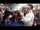 Au salon Market vintage de Mulhouse, Rick Cavan chante Elvis