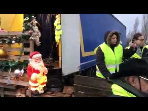 Le député Raphaël Schellenberger devant les gilets jaunes au pont d'Aspach
