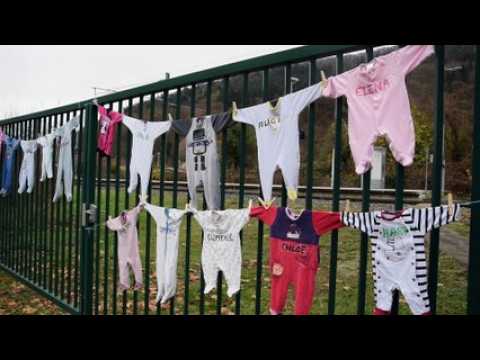 Des pyjamas de bébés contre la fermeture de la maternité