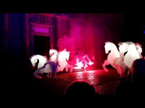 Guebwiller : l'ouverture de Noël bleu par "Fiers à Cheval", de la compagnie des Quidams