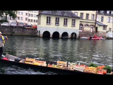 Livraison de fruits et légumes en barque à Strasbourg (Vidéo)