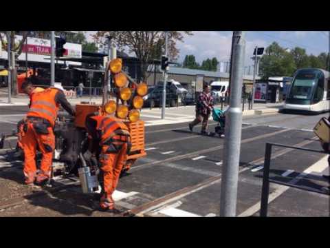 Dernier coup de peinture avant la mise en service de l'extension du tram D