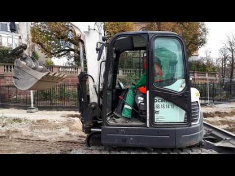 Les anciens rails de tram de la rue de Castelnau