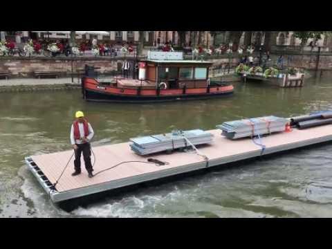 Arrivée des premiers éléments du ponton flottant