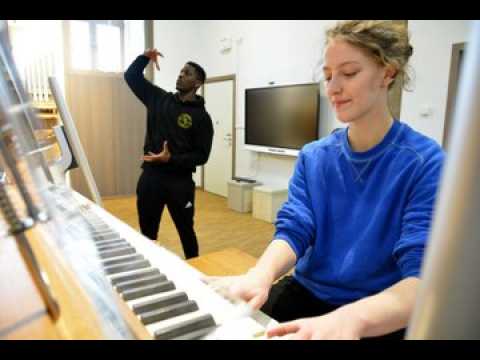 Danser du hip-hop sur de la musique d'orgue