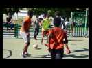 Un jeune footballeur commente la finale