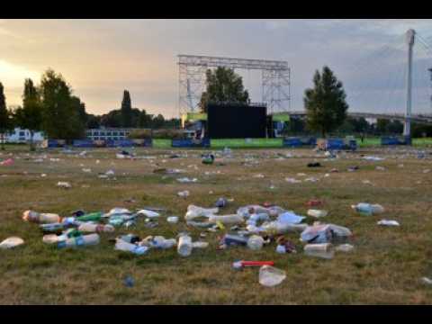 Le jardin des Deux-Rives inondé de déchets après la finale de la Coupe du monde