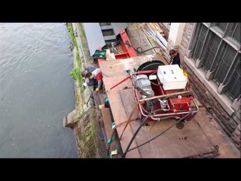 L'installation de la nouvelle passerelle de la Petite France à Strasbourg