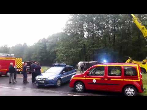 Un camion-citerne de 28 000 litres de goudron se couche et pollue un étang à Chaumergy