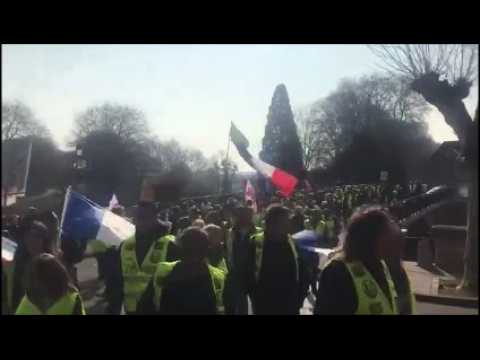 Dole: les Gilets jaunes manifestent dans le centre pour appeler à la mobilisation