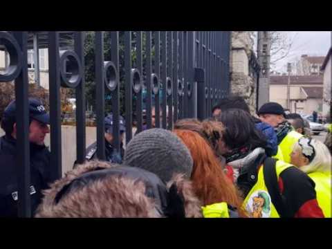 Gilets jaunes:  postés devant la Préfecture, ils attendent un rendez-vous