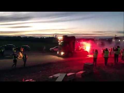 Gilets jaunes: la mobilisation continue au rond-point d'Innovia