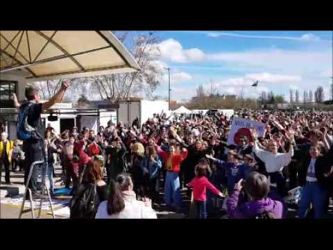 Marche pour le climat à Bourg: le clapping devant le marché couvert