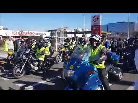 Gilets jaunes à Bourg: les manifestants se dirigent vers la préfecture