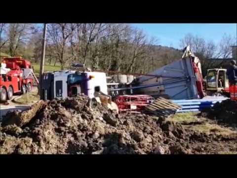 Salins-les-Bains: un camion de gravats se renverse