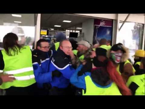 Dole: face à face tendu entre Gilets jaunes et gendarmes à l’aéroport