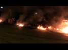 Les Gilets jaunes incendient leurs installations au rond-point du Rocher à Montmorot (Jura)