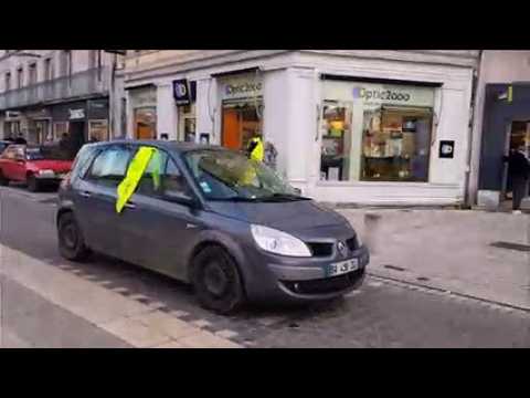 Gilets jaunes à Lons-le-Saunier : une quinzaine d'engins et de véhicules défilent en centre-ville