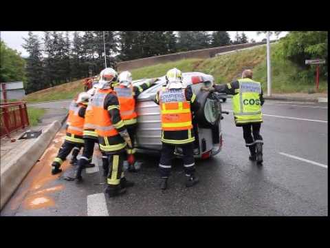 Après un accident à Saint-Chamond, les pompiers retournent le véhicule