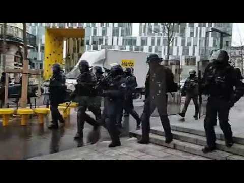 Les forces de l'ordre repoussent les manifestants près de Châteaucreux à Saint-Etienne
