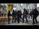 Les forces de l'ordre repoussent les manifestants près de Châteaucreux à Saint-Etienne