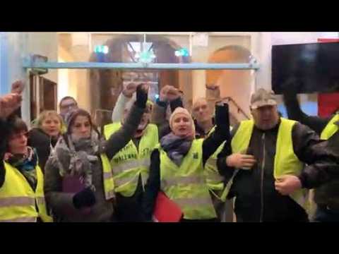 Les Gilets jaunes chantent La Marseillaise à la préfecture de la Loire