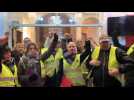 Les Gilets jaunes chantent La Marseillaise à la préfecture de la Loire
