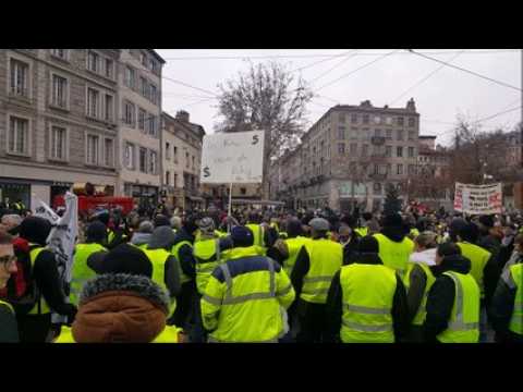 Les Gilets jaunes respectent une minute de silence