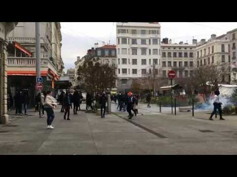 Affrontements entre jeunes manifestants et les forces de l'ordre place Dorian