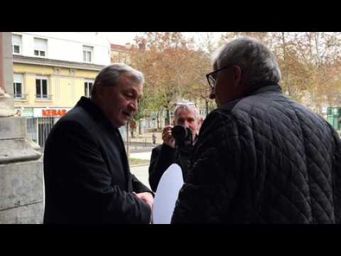 La victime du père Peyrard en pleine discussion avec le recteur de l'Egllise Saint-Charles avant le début de la messe