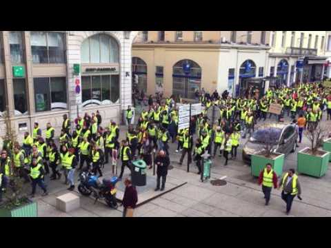 Plus de 300 gilets jaunes arrivent en centre-ville