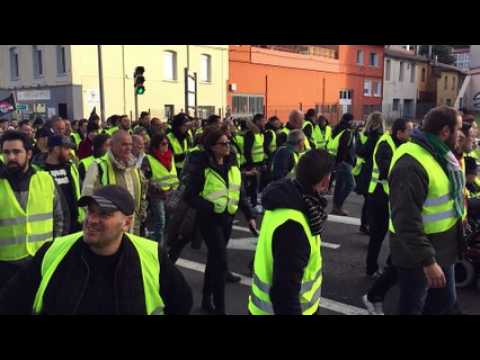 La marche des gilets jaunes se dirigent vers le centre-ville de Saint-Etienne