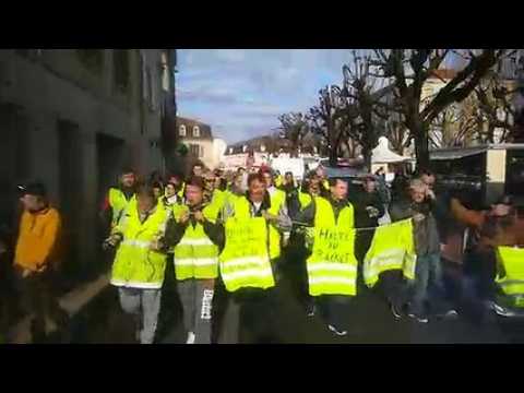 Les gilets jaunes défilent dans les rues de Charlieu