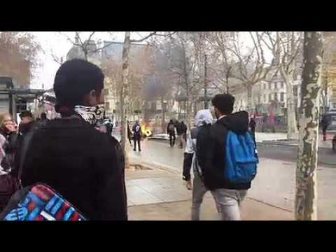 Place Jean-Jaurès à Saint-Etienne, affrontement entre lycéens et forces de l'ordre