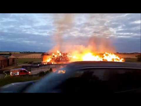 Violent incendie dans un entrepôt de paille d'une ferme