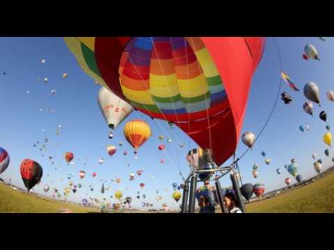 Le ballet des mongolfières au départ de la grande ligne du Mondial Air Ballons
