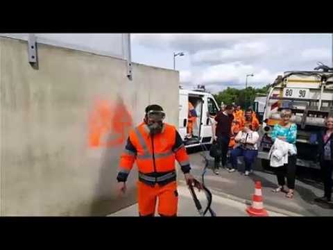 Un agent du pôle propreté de Metz décrit la technique de décapage des tags au sable fin